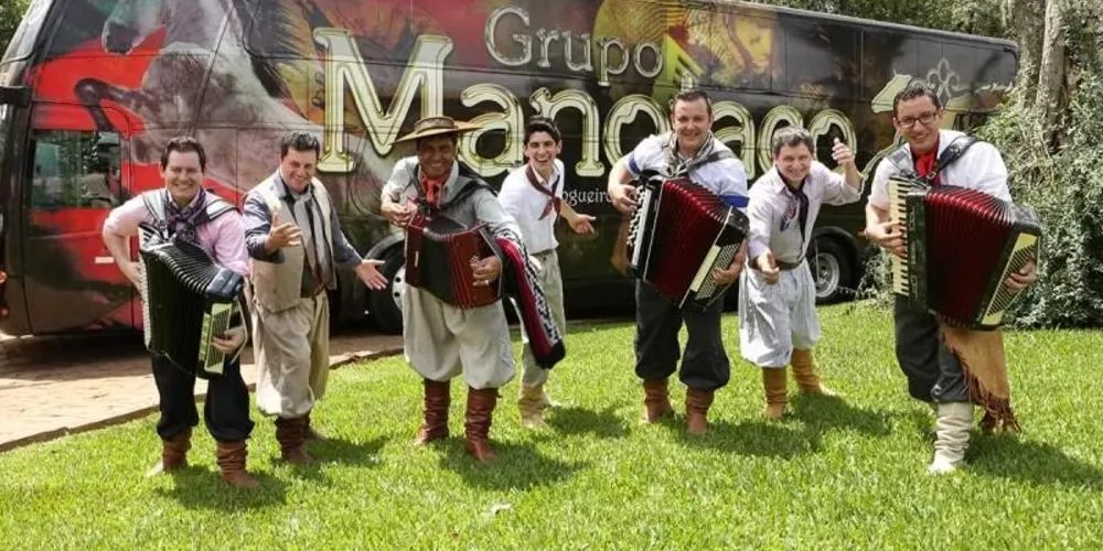 O Grupo Manotaço se apresenta no evento