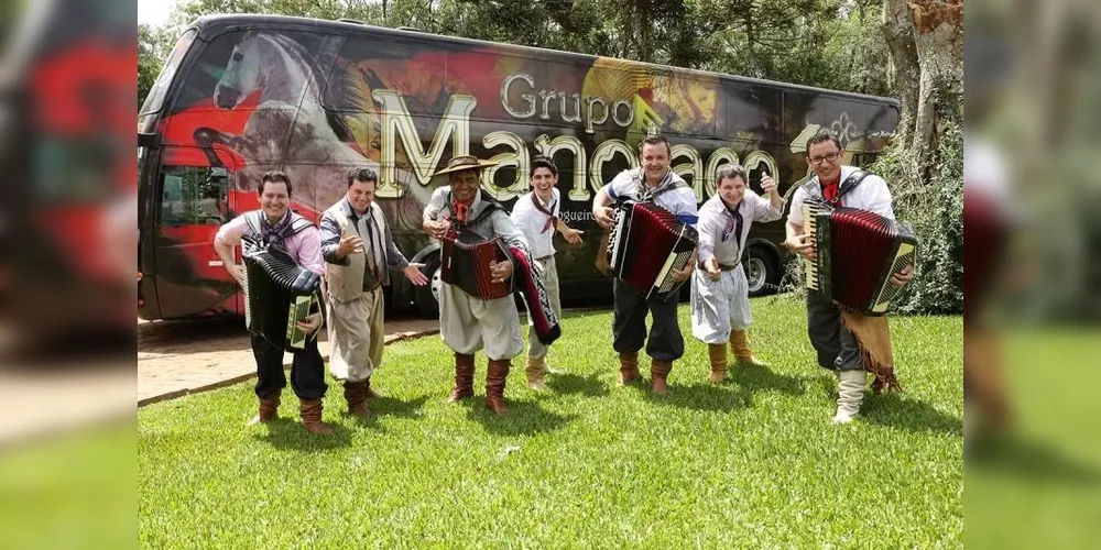 O Grupo Manotaço se apresenta no evento
