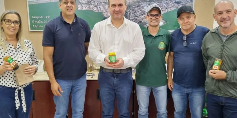 Irani Barros e apicultores locais.