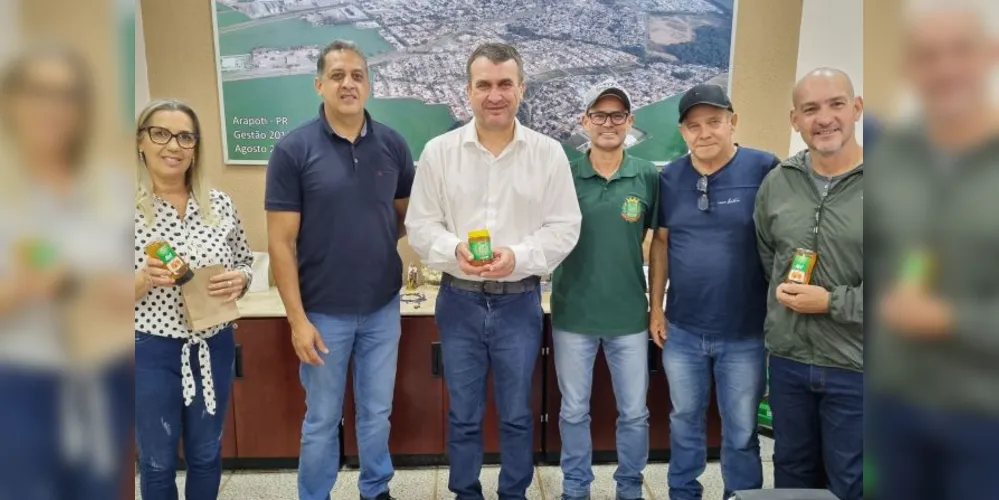 Irani Barros e apicultores locais.