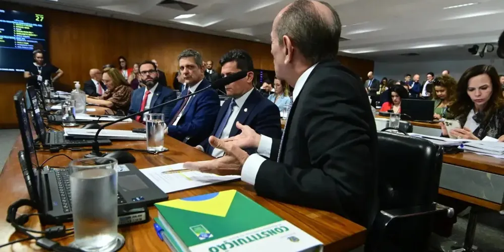 O texto foi aprovado por 14 votos contra 12