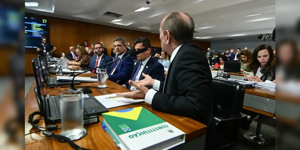 O texto foi aprovado por 14 votos contra 12
