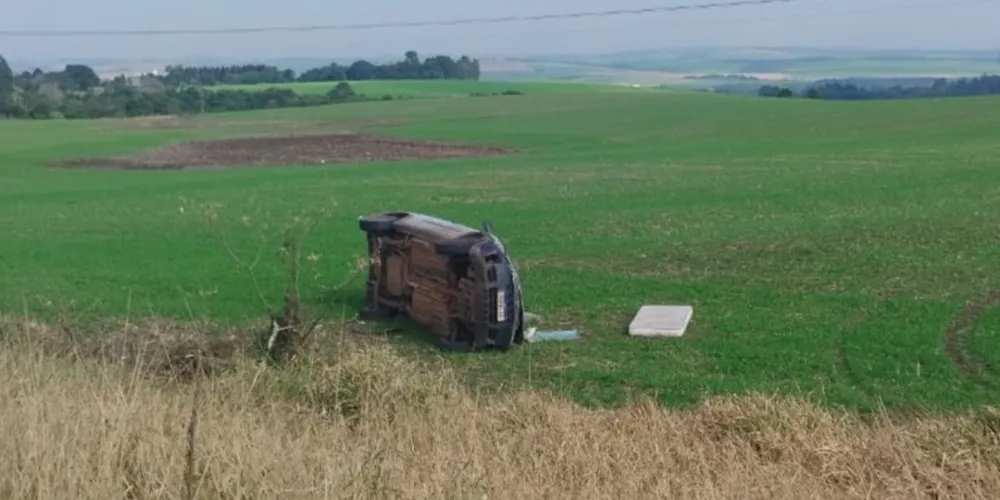Motorista perde o controle e carro vai parar em área de mata