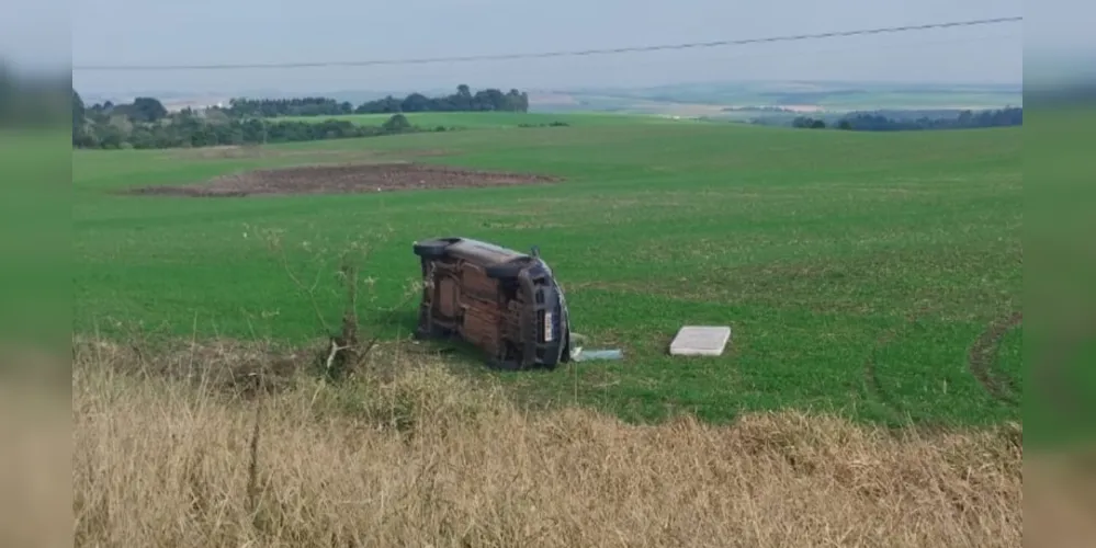 Motorista perde o controle e carro vai parar em área de mata