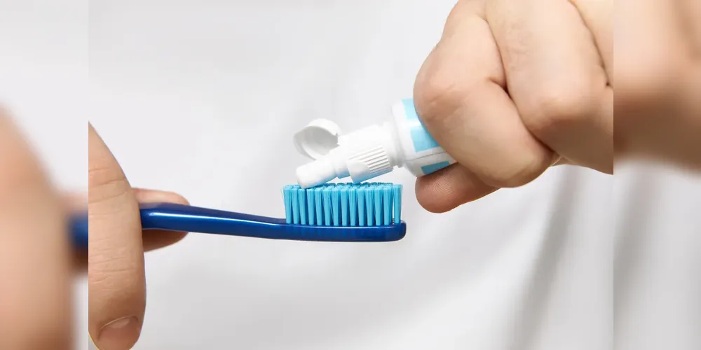 A pasta de dente promete reparar o esmalte dentário.