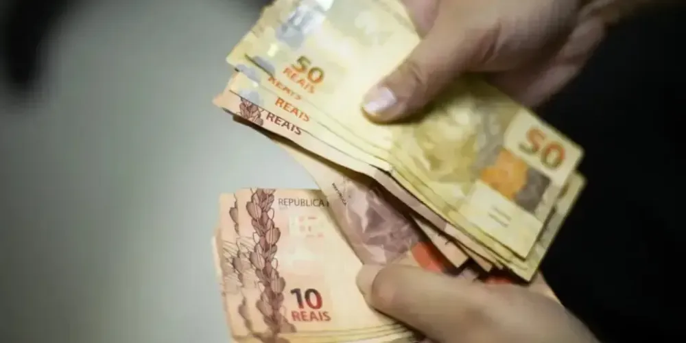 O homem estava acompanhado de uma garota de programa no momento em que foi preso; três vítimas já procuraram a polícia