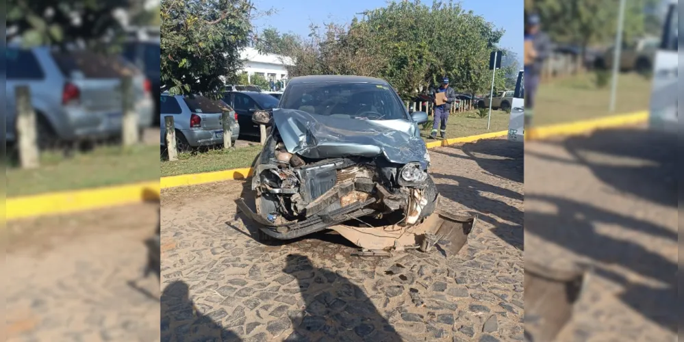 VW Fox bateu no caminhão oficial