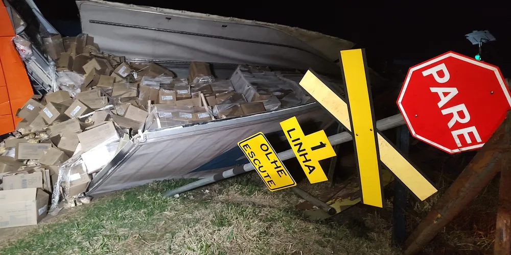 Placa de sinalização foi danificada