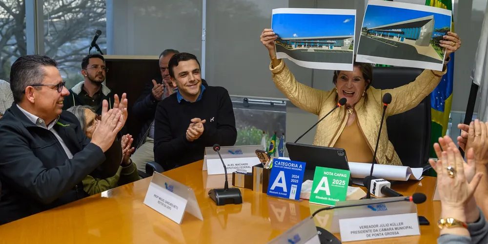 A prefeita Elizabeth Schmidt ao lado de autoridades no anúncio da Policlínica