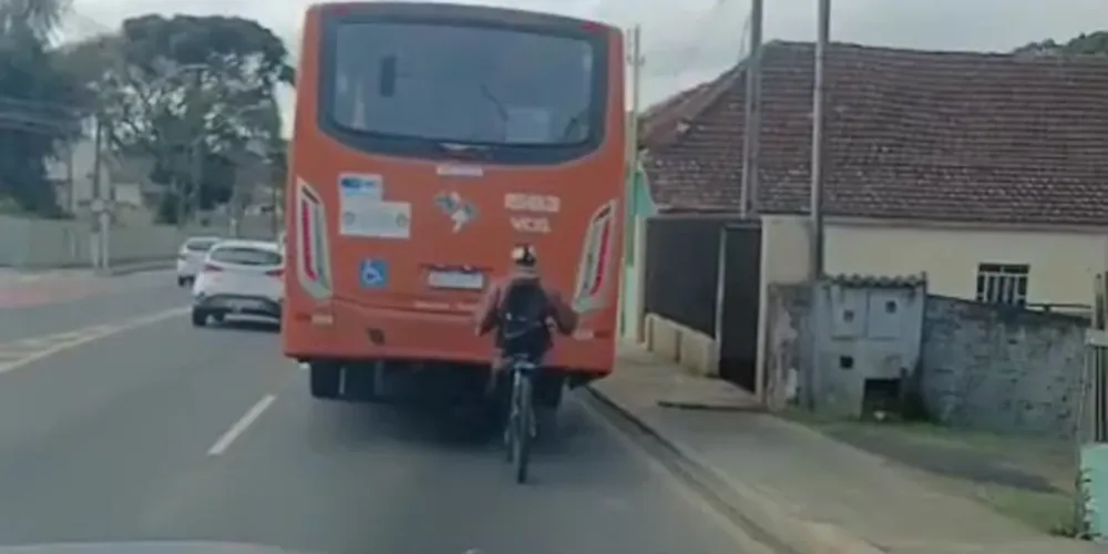 O ciclista foi flagrado na Avenida General Carlos Cavalcanti