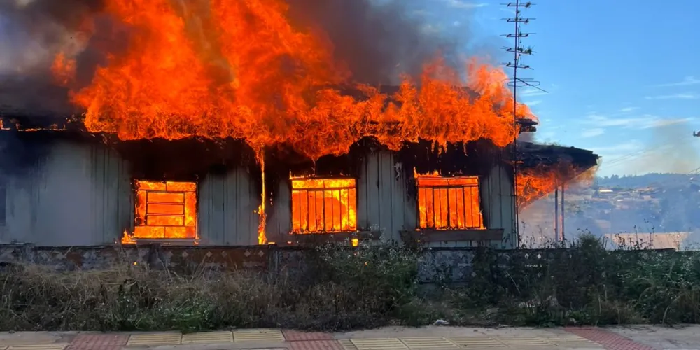 O fogo tomou conta da residência