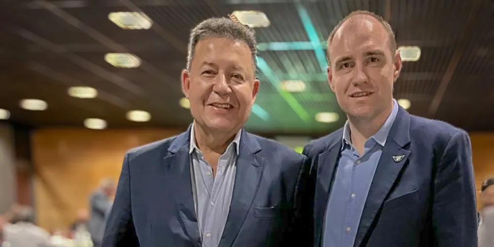 presidente do Sindicato Empresarial de Hotelaria e Gastronomia dos Campos Gerais (SEHG), Daniel Wagner (direita) e o presidente da Federação Brasileira de Hospedagem e Alimentação (FBHA), Alexandre Sampaio (esquerda)