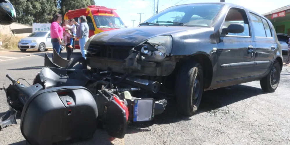 Com a colisão, parte da frente do carro ficou danificada