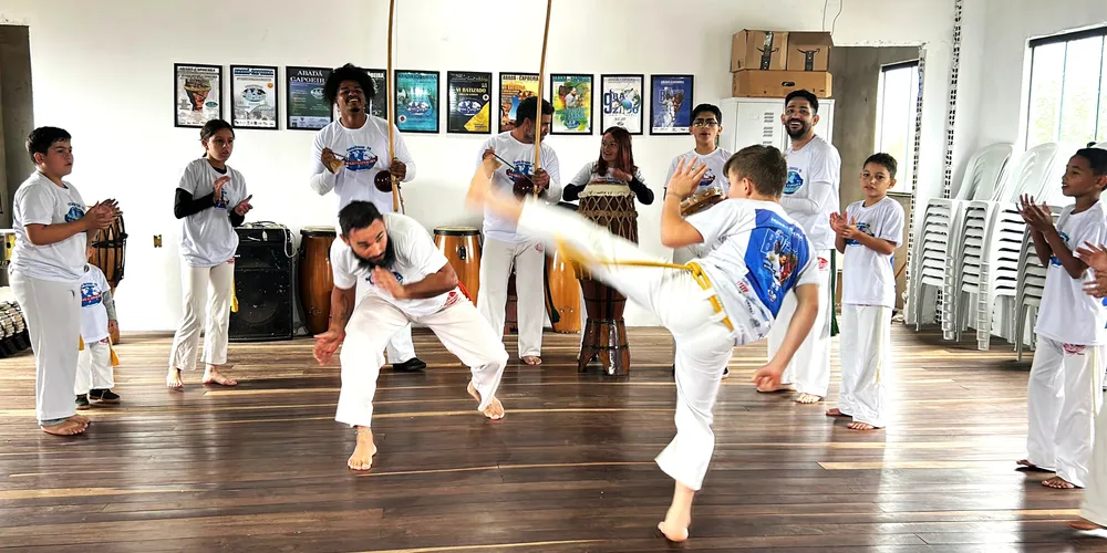 Além de todos os benefícios físicos, como flexibilidade, força e coordenação, a capoeira estimula a expressão corporal, o raciocínio rápido e o trabalho em equipe