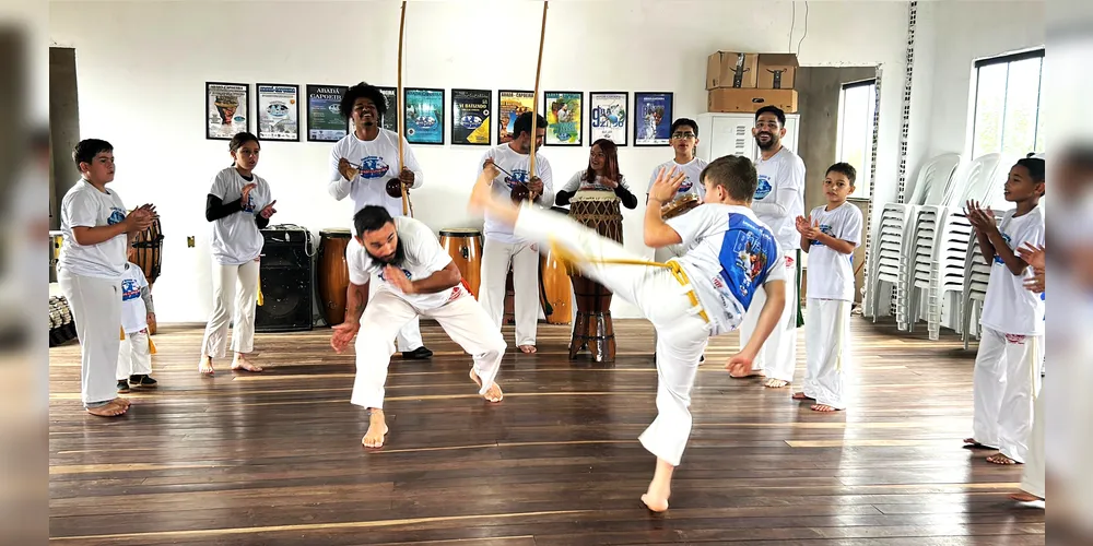 Além de todos os benefícios físicos, como flexibilidade, força e coordenação, a capoeira estimula a expressão corporal, o raciocínio rápido e o trabalho em equipe