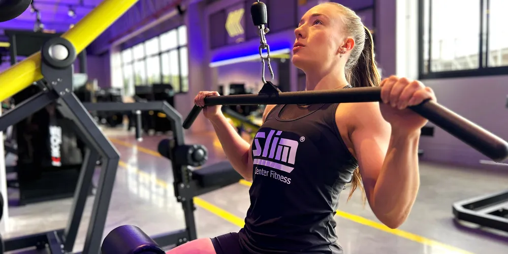 O instrutor reforça que a execução correta e a progressão gradual das cargas são essenciais para evitar lesões e alcançar bons resultados