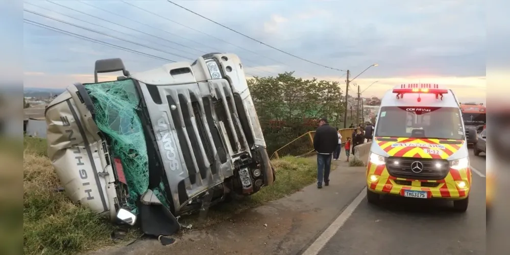 Carreta perde o controle, atravessa BR-376 e colido com diversos veículos