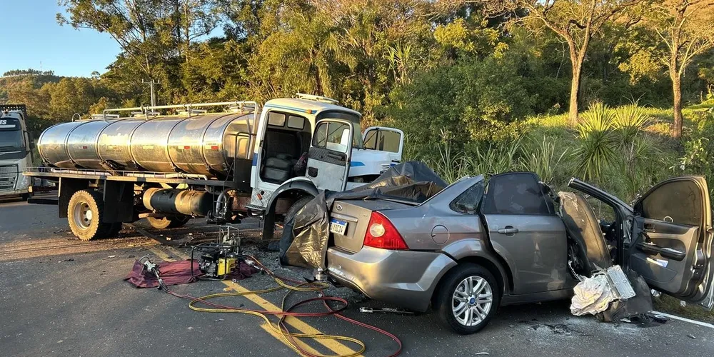 Parte do carro ficou totalmente destruída