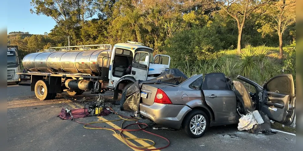 Parte do carro ficou totalmente destruída