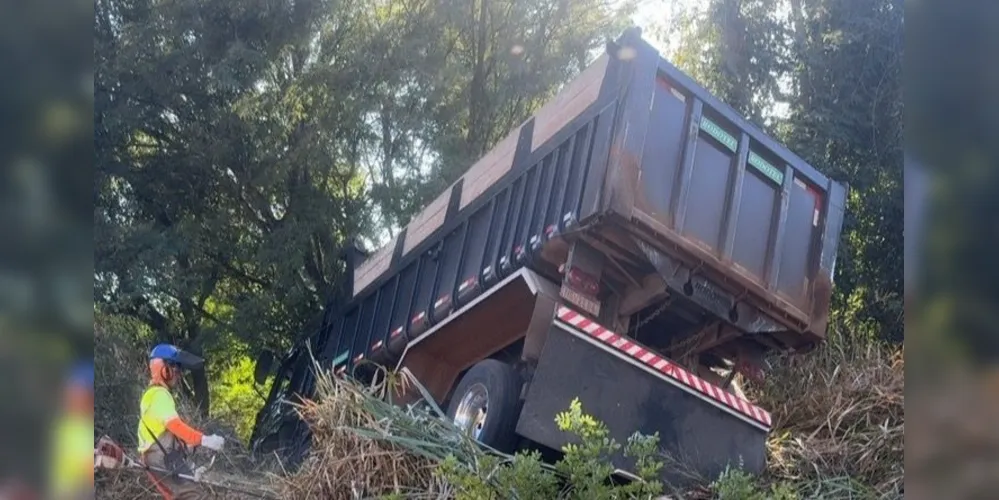 Caminhão sai da via e colide com árvore na PR 445