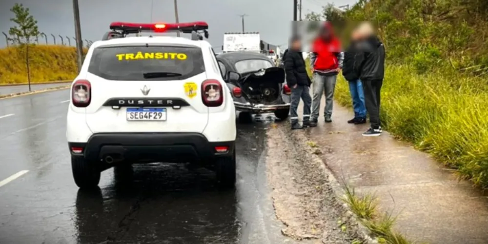 Colisão aconteceu na tarde desta quinta-feira (26) e deixou parte da via interditada