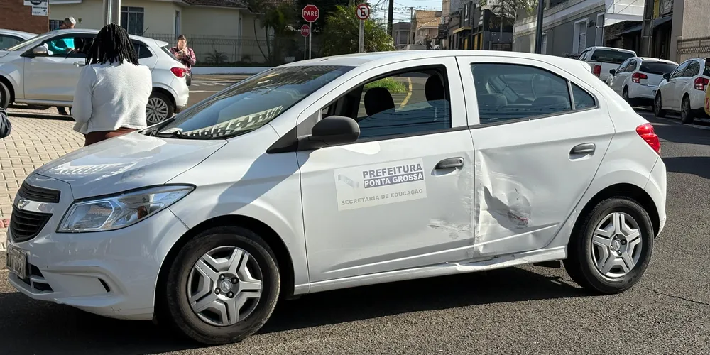 Carro da prefeitura danificado após acidente
