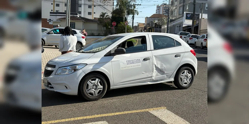 Carro da prefeitura danificado após acidente