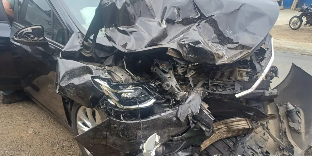 Imagem ilustrativa da imagem Veículos colidem frontalmente em Irati e idosa é encaminhada para hospital