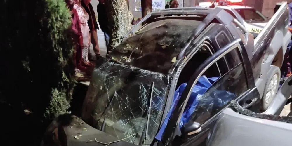 O automóvel, um Fiat Strada, ficou totalmente destruído