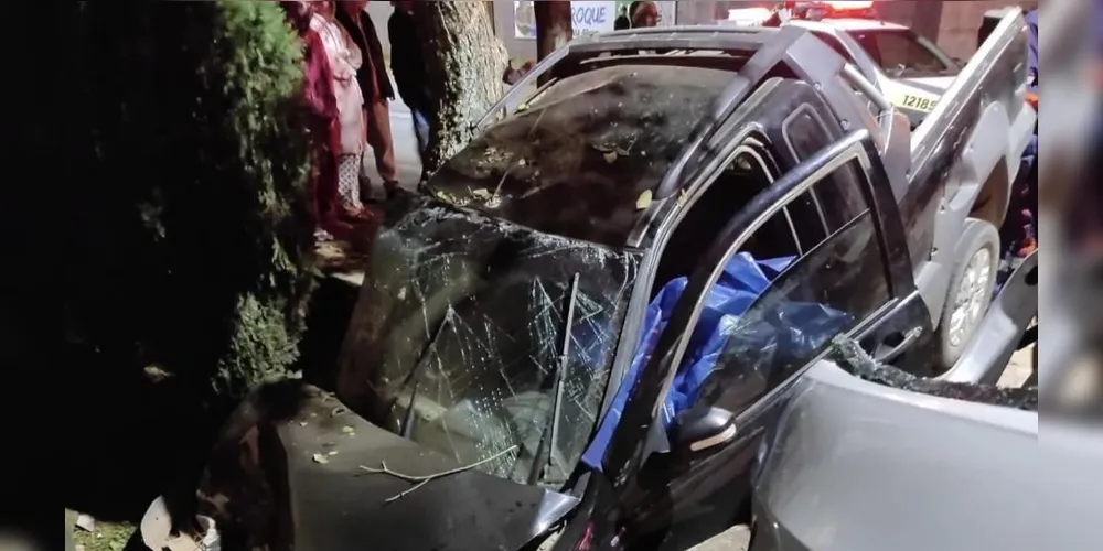 O automóvel, um Fiat Strada, ficou totalmente destruído