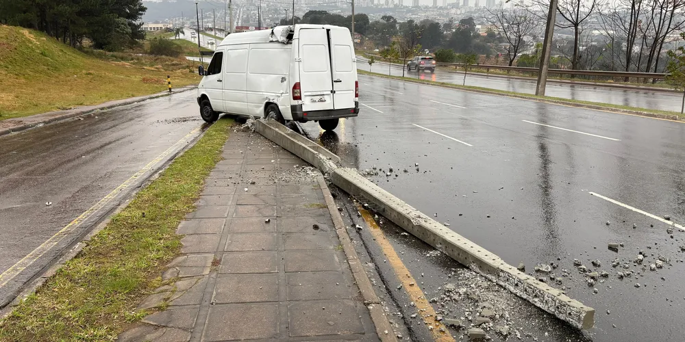 Van colide com o poste na Avenida Visconde de Taunay