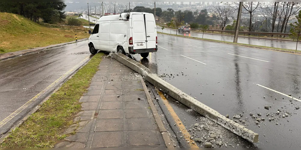 Van colide com o poste na Avenida Visconde de Taunay