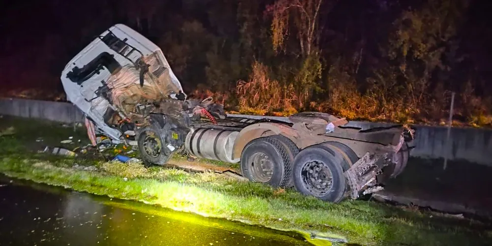 Caminhão ficou danificado após o tombamento
