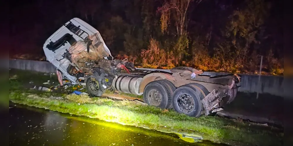 Caminhão ficou danificado após o tombamento