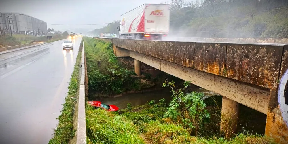Carro na cor vermelha caiu no rio Cará-Cará