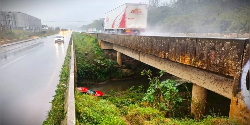 Carro na cor vermelha caiu no rio Cará-Cará