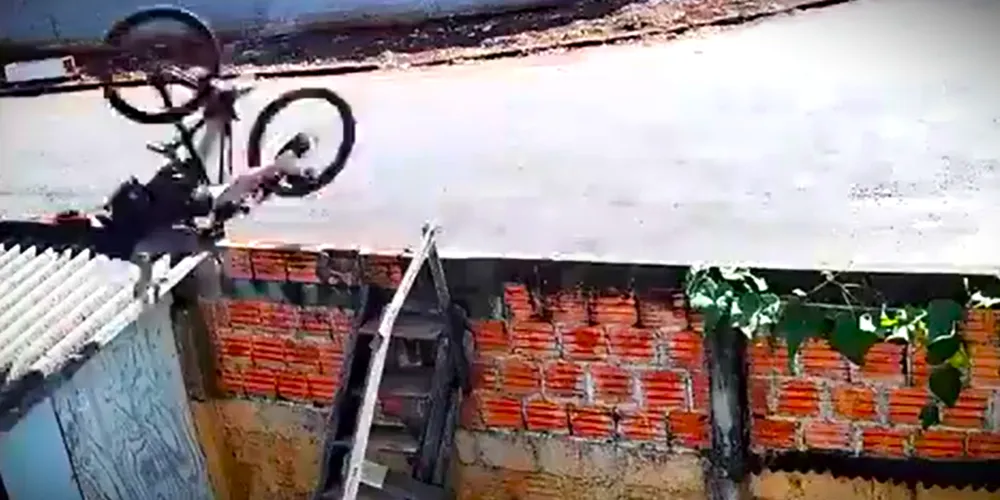Rapaz colidiu contra um muro e 'voou' em direção ao telhado de uma casa