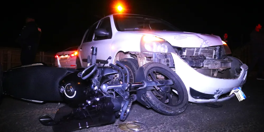 Parte da frente do carro ficou danificada com o acidente