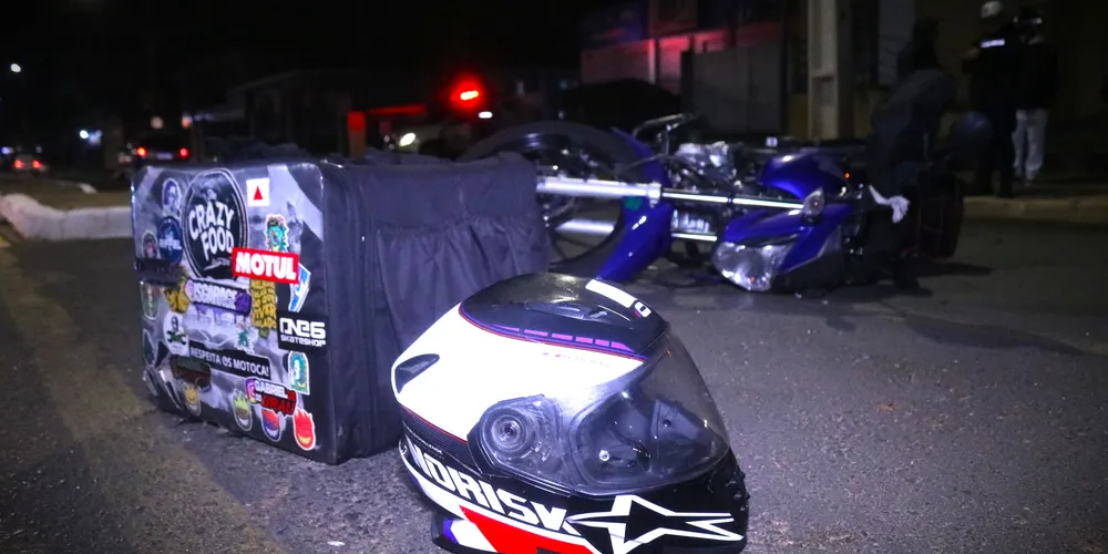 Moto ficou caída ao chão após o impacto