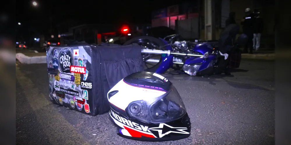 Moto ficou caída ao chão após o impacto