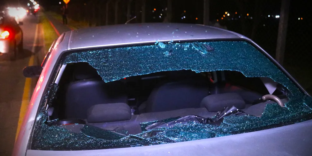 Vidro traseiro do carro quebrou com a batida