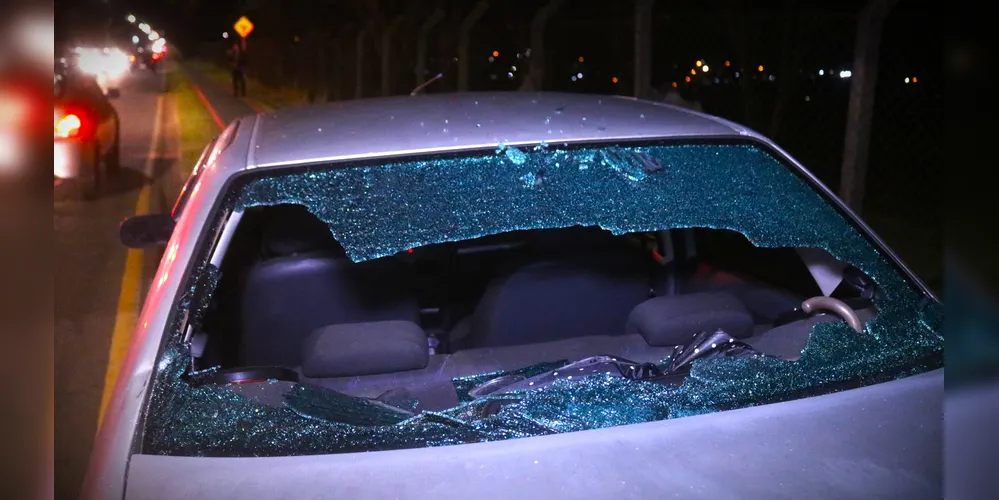 Vidro traseiro do carro quebrou com a batida