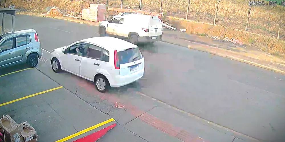 Câmera registrou o acidente de trânsito na rua Rio Claro