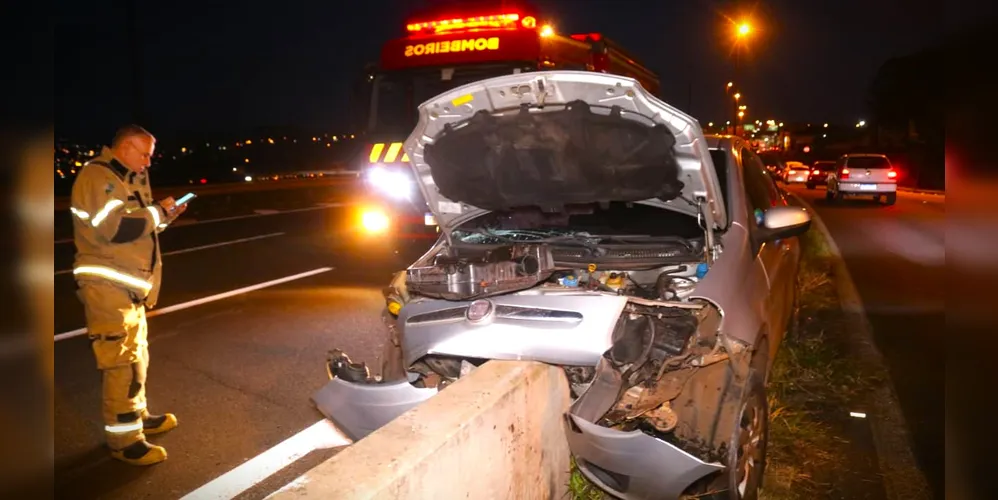 Parte da frente do carro ficou danificada com a colisão