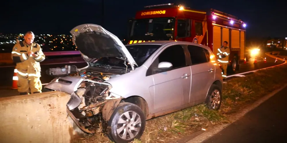 Carro colidiu contra uma mureta no viaduto Eurico Batista Rosas