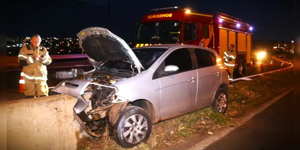 Carro colidiu contra uma mureta no viaduto Eurico Batista Rosas