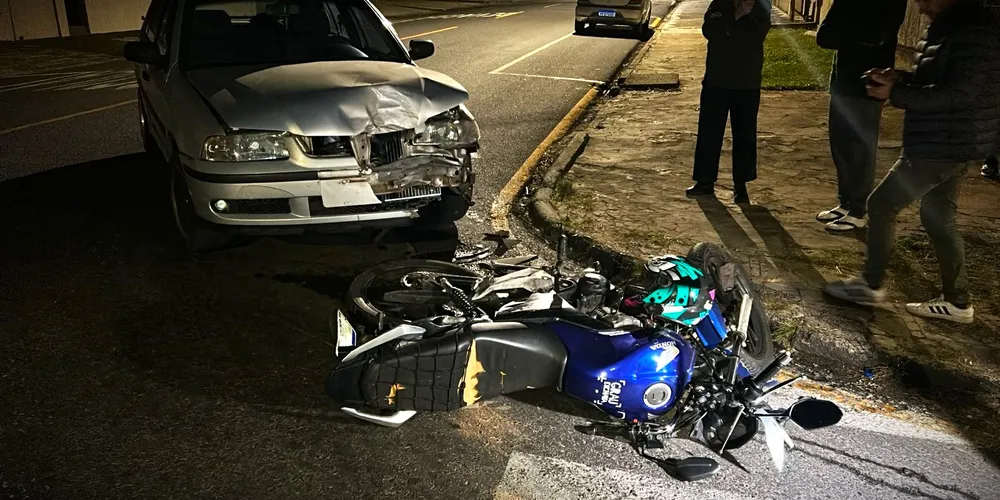 Carro e moto colidiram frontalmente