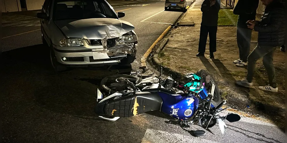 Carro e moto colidiram frontalmente