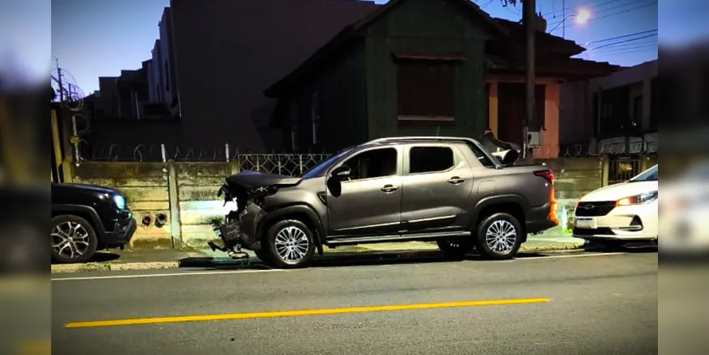 Fiat Strada ficou com a parte da frente bastante danificada