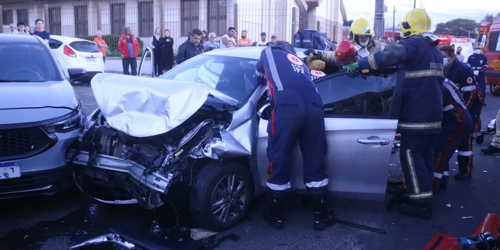 Vítima ficou enclausurada no carro Toyota Yaris